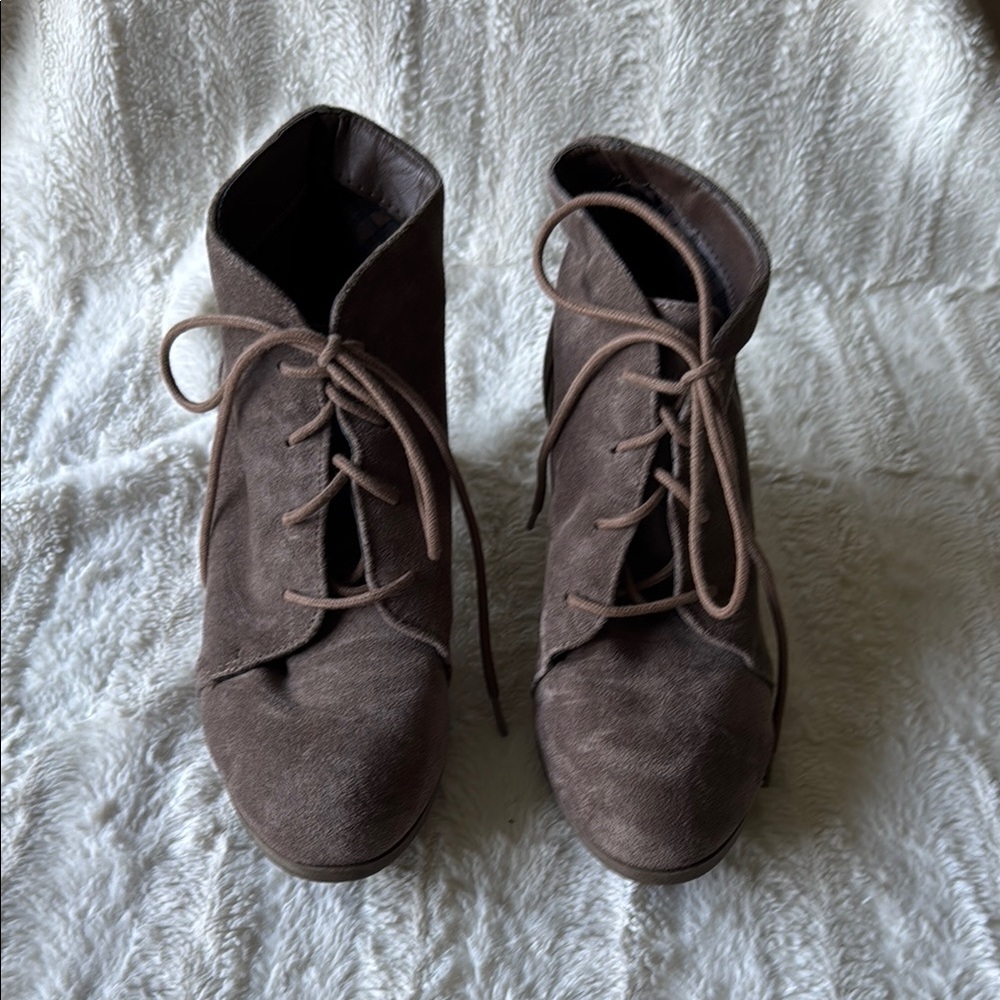Brown Lace-Up Suede Boots with Rounded Toe Sz 9